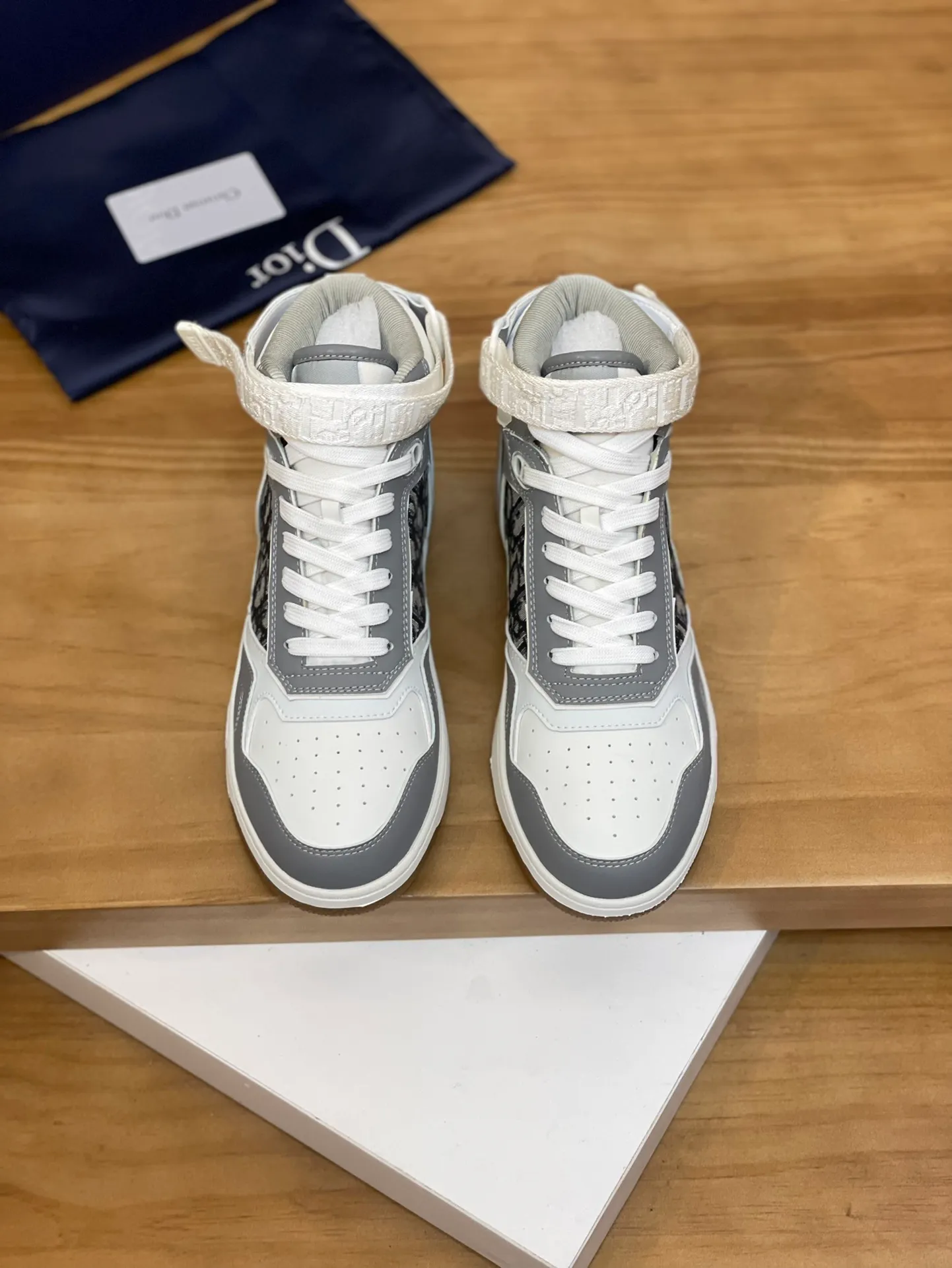 Men's shoes: 💰P460¥ Product trademark: Dior* "Dior*" high-top casual shoes Regular size: 38-44 (can be customized to 45.46) Product materials: Upper imported cowhide stitched with original fabric, breathable lining, original outsole. Number: 1006